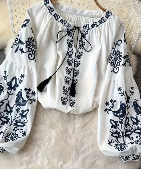 Блузка жіноча з принтом вишивки НОВА розмір М