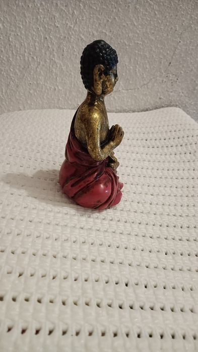 Buda dourado e vermelho