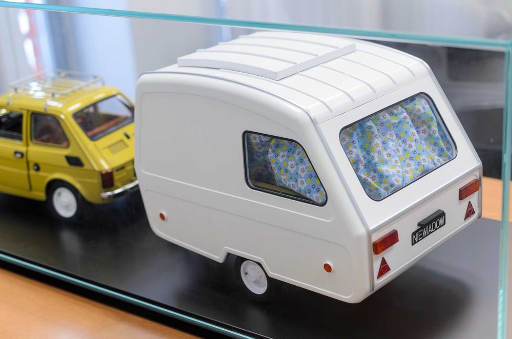 Model DEAGOSTINI Fiat 126p + przyczepa Niewiadów SKALA 1:8 + gablotka