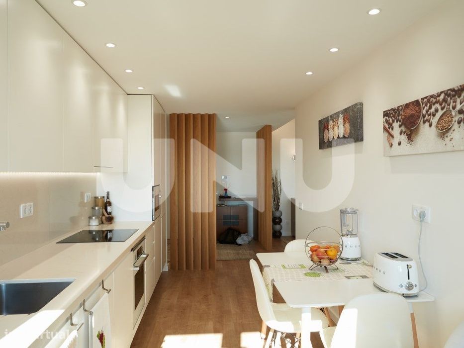 Apartamento T2, remodelado, em condomínio com piscina.