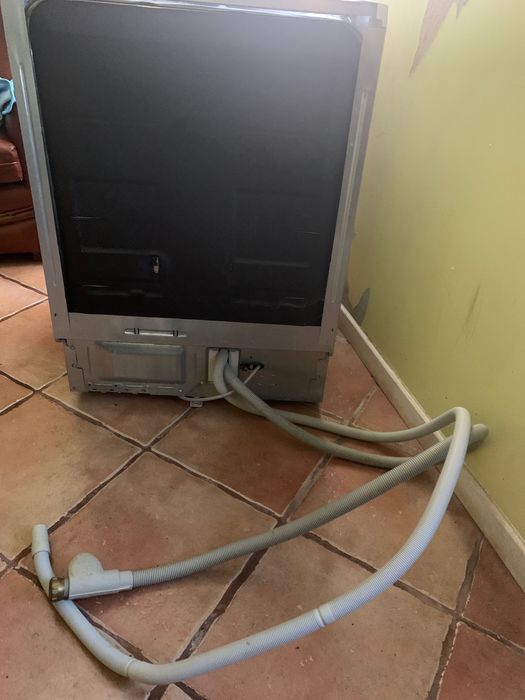 Máquina de lavar loiça semi-nova em ótimo estado