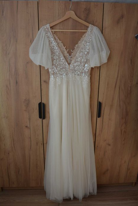 Tiulowa suknia ślubna z bufiastymi rękawkami