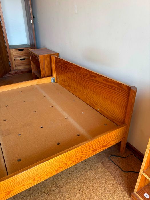 Conjunto de Quarto: Cama, Cómoda e Mesas de Cabeceira