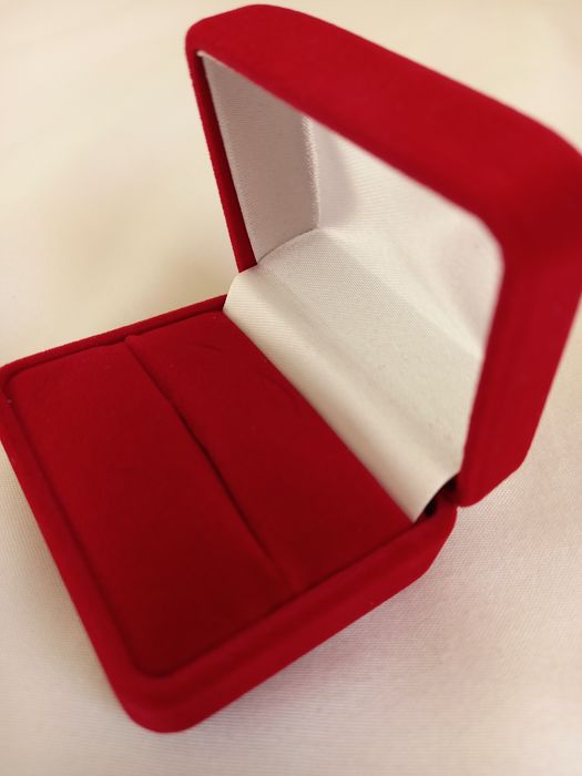 Czerwone etui na biżuterię