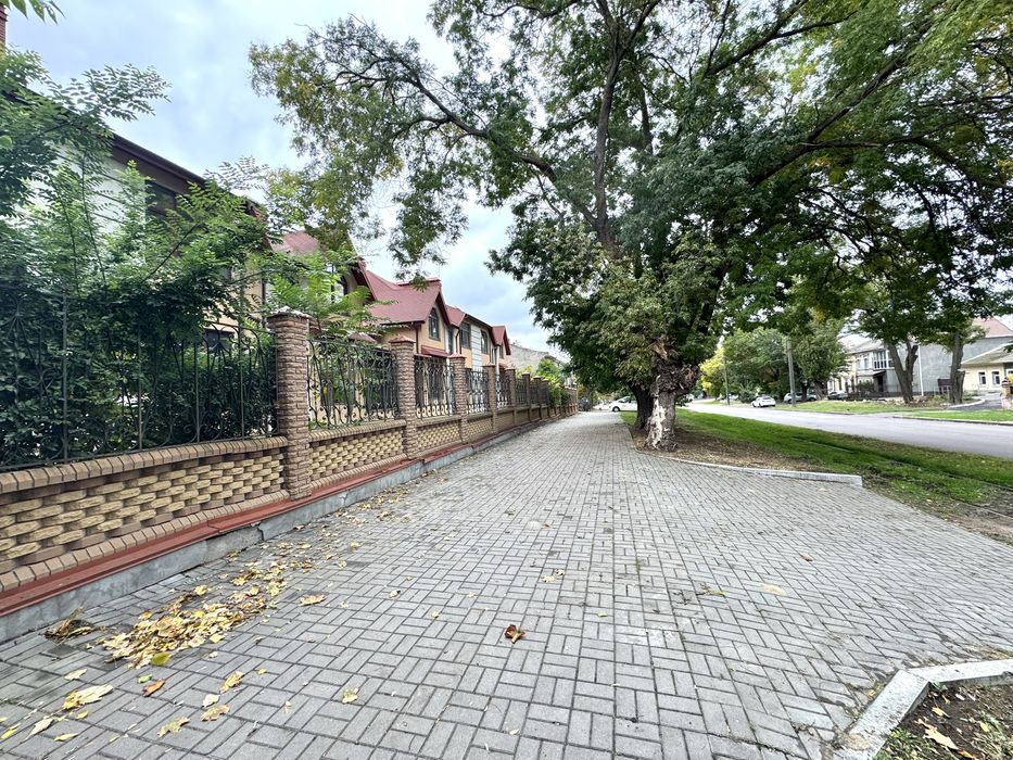 Продажа фасадного коттеджа под коммерческую деятельность в центре