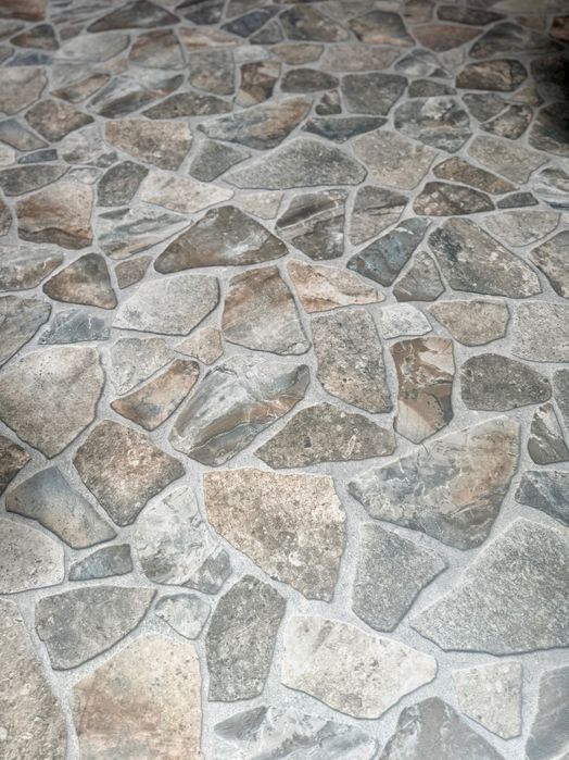 podłoga wykładzina PCV po likwidacji sklepu meblowego cienka kamień