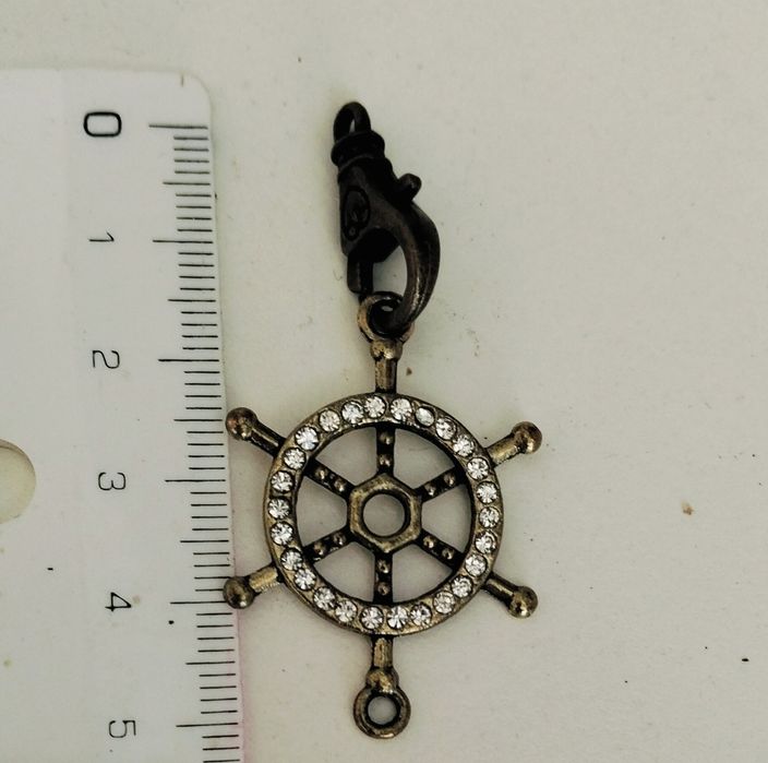 Roda de leme muito antiga  em bronze com pedrasbrilhantes para porta chaves etc etc