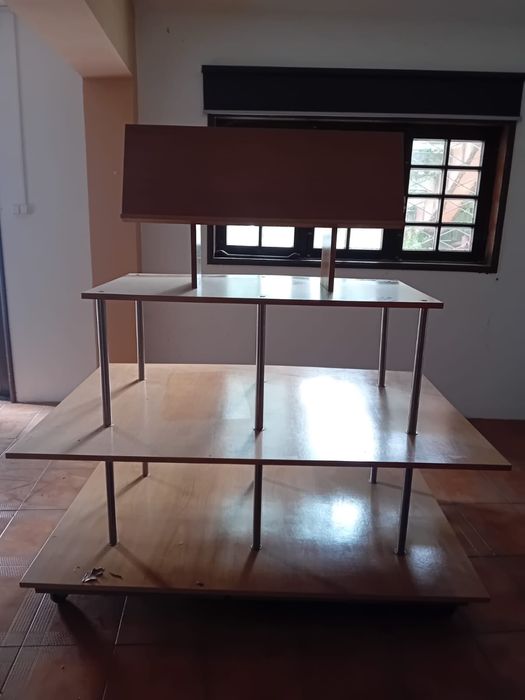 Estante/Expositor em Madeira