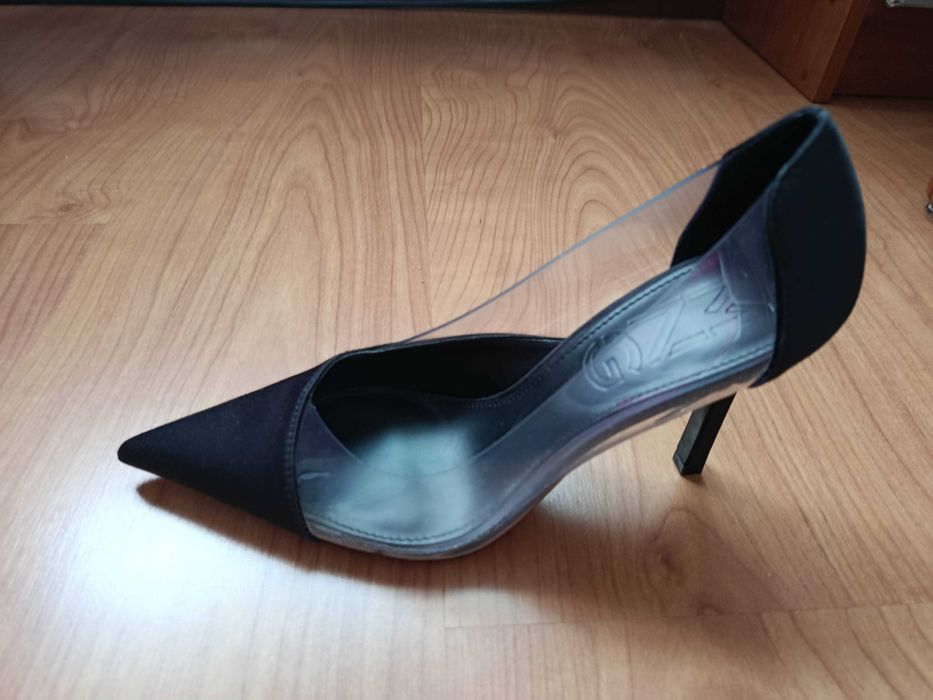 Sapatos de Salto Alto Pretos com Detalhe Transparente