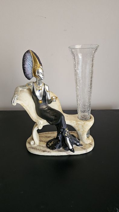 Estatueta Dama Sentada com Jarra