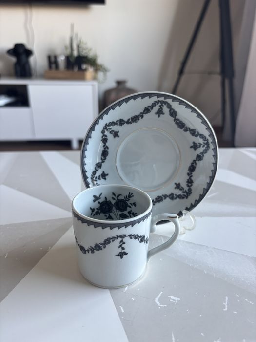Chávena de Café Vista Alegre com Pires – Decoração Cinzento-escuro e Dourado