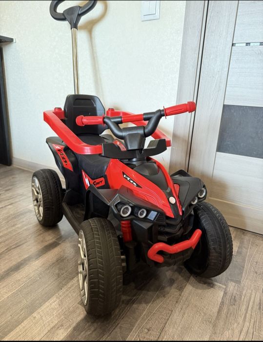 Продамо Джип, не електро, управляється і повертає ручкою.