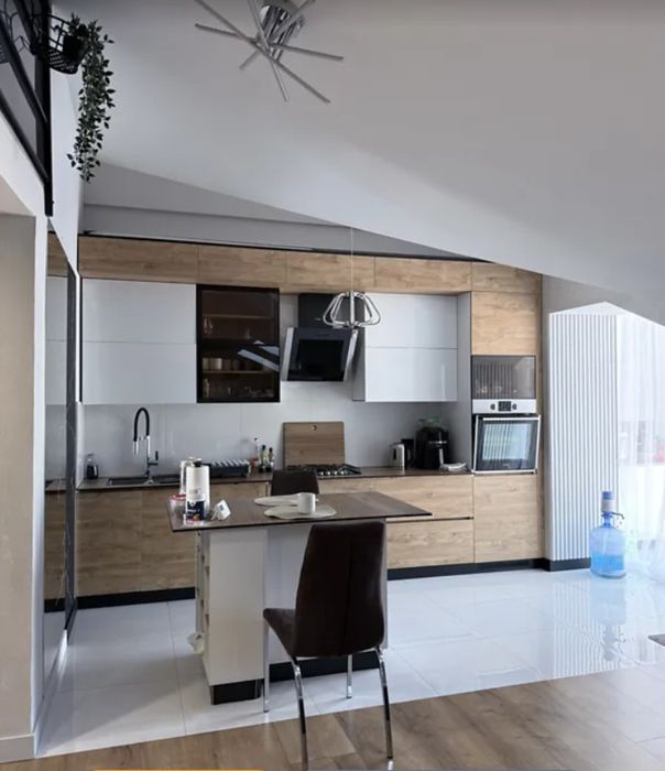 Продаж 2к квартири 102 кв. м на вул. Лозовецька