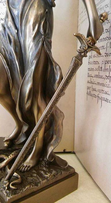 Estatueta Deusa da Justiça Themis 30cm