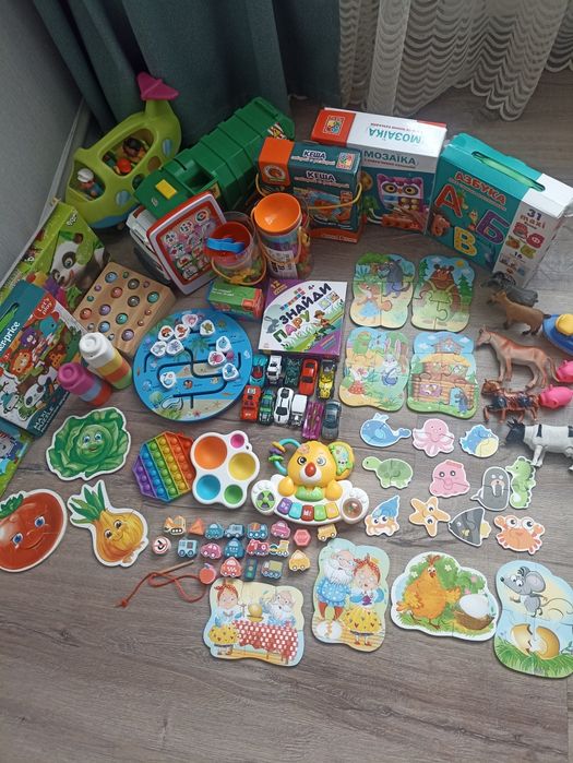 Пазли різні, дерев'яні, fisher price, іграшки
