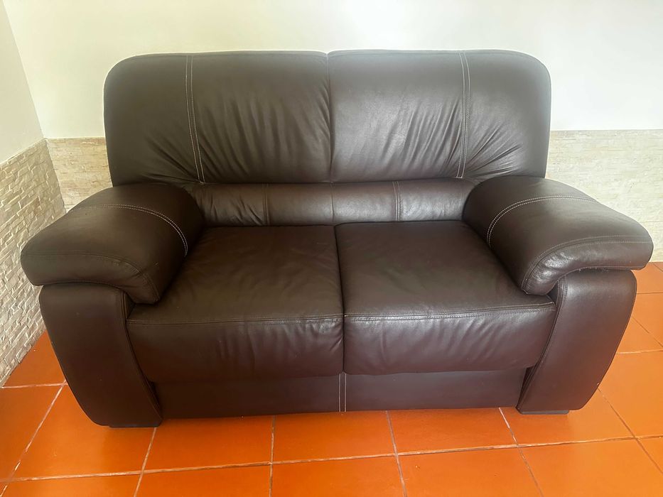 Sofá em pele castanho