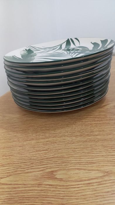 Pratos Palm Vert confeccionado em porcelana com estampa  de folhagem verde tropical. Os pratos  são  rasos 27x27cm.