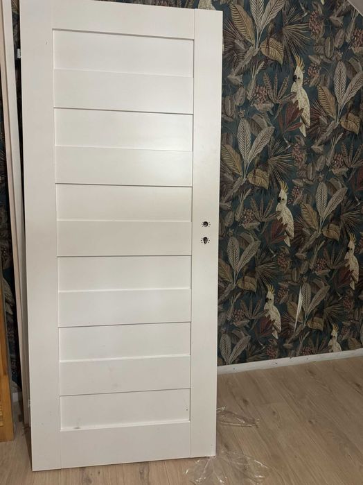 Nowe białe drzwi wewnętrzne z ościeżnicą