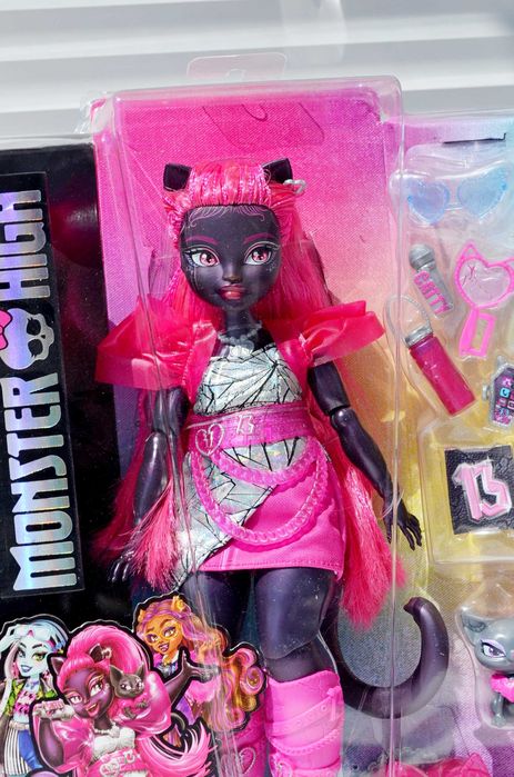 лялька  Monster High Catty Noir Doll with Pet Cat киця монстер хай Ктті Нуар Кукла Кэтти кошка  оригінал Mattel