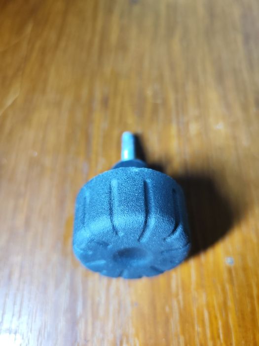 Винт крепёжный М8 (зажимной) для офисного кресла, в отличном состоянии