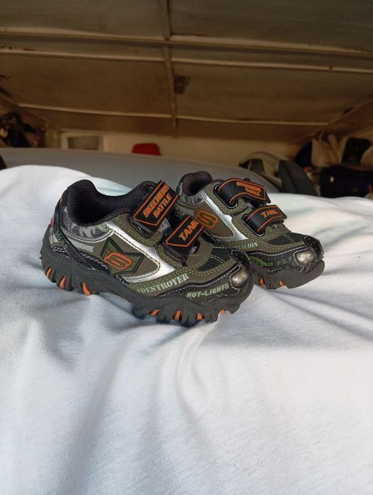 Продам дитячі кросовки