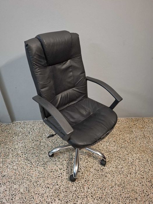 Cadeira Escritório Ajustável e C/ Rodas