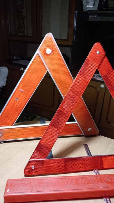 Продаю знаки аварийной остановки.