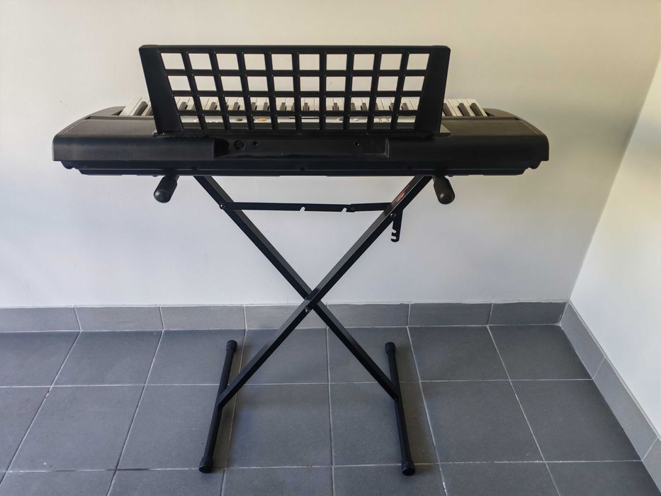 Piano/Órgão Yamaha PSR-E213 com Suporte