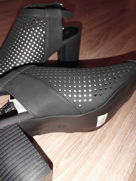 Nowe sandały ażurowe