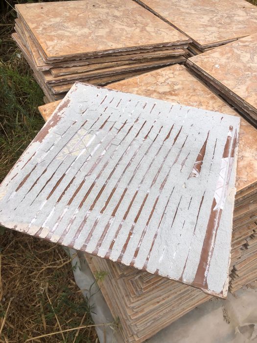 Tijoleira usada 35x35cm (280 peças)