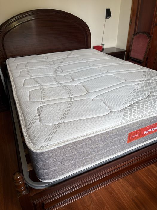 Cama nogueira com colchao muito bom estado