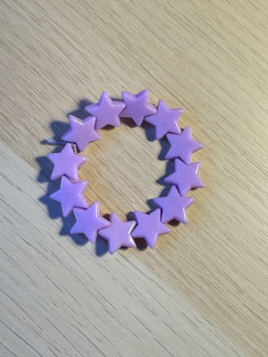 Zestaw trzech bransoletek w jasnych kolorach