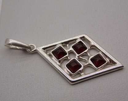 Srebrna zawieszka romb z bursztynami