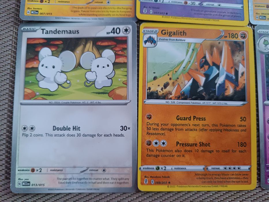 Zestaw 12 kart z Pokemonami