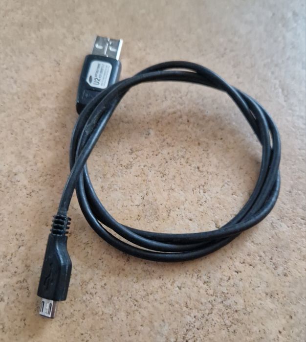 Różne kable do smartfonów, ładowarki, komórki