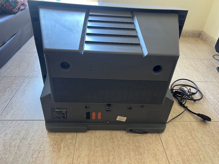 TV Sony Trinitron KV-28FX55E – Comando original incluído – 100€