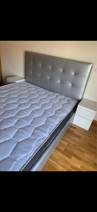 Cama, estrado  e colchão de 1,90x1,40mts (casal).