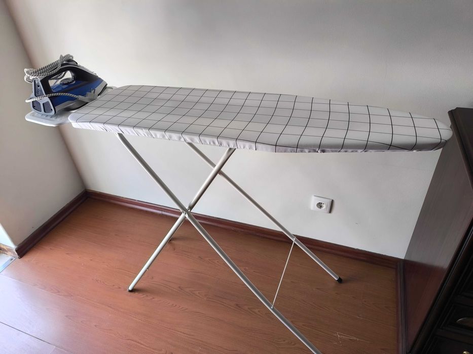 Tábua com ferro de passar semi-novo
