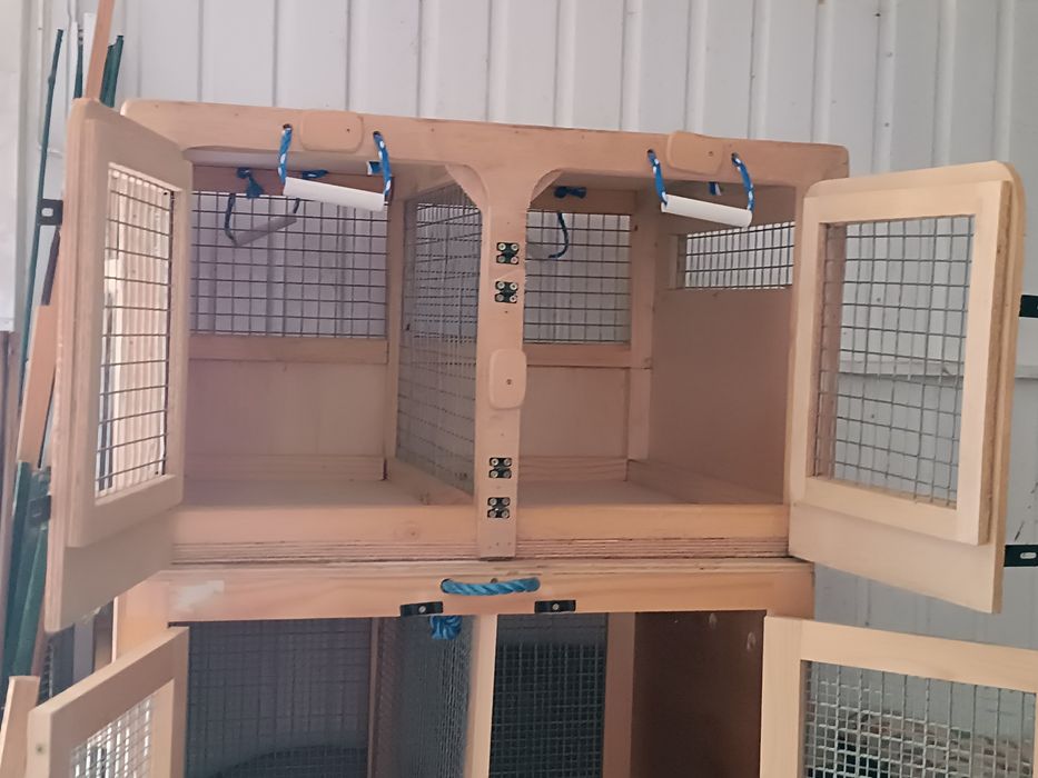 Transportadoras para cães pequenos, gatos ou outros animais pequenos.