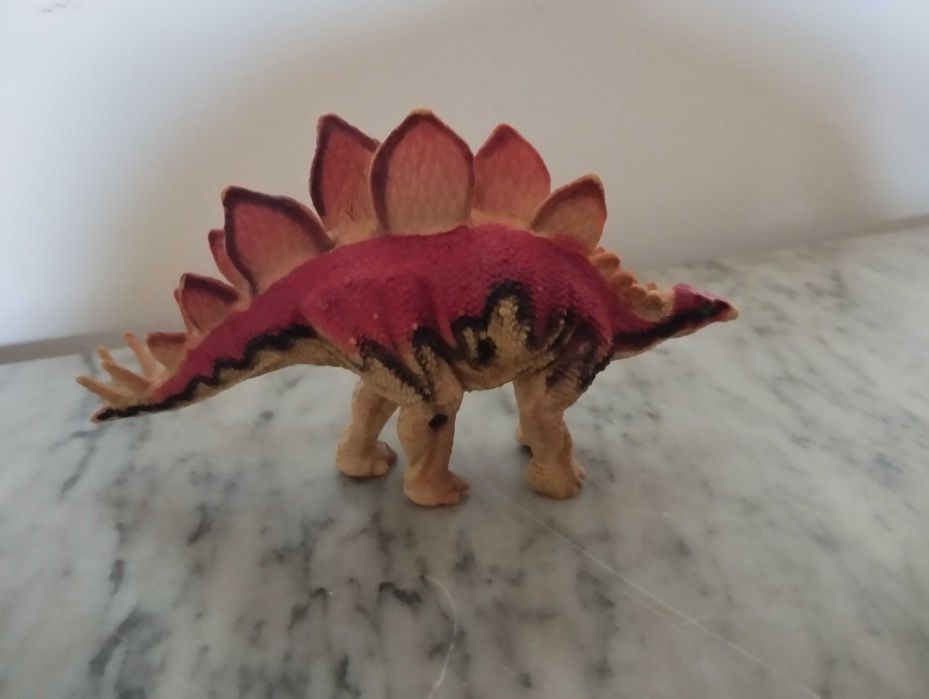 Figura de um dinossauro.