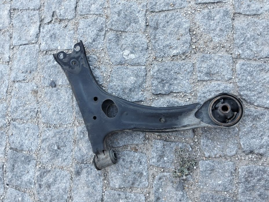 Triângulo suspensão Toyota corola 2004