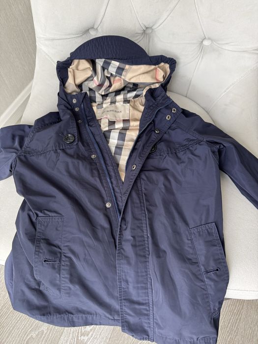 Продам детскую ветровку Burberry оригинал (110 см)