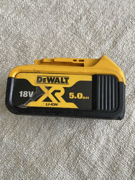 Литий-ионный аккумулятор DeWALT DCB184 XR