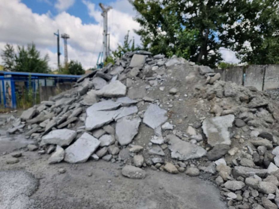 Gruz budowlany betonowy mieszany z transportem utwardzenie terenu