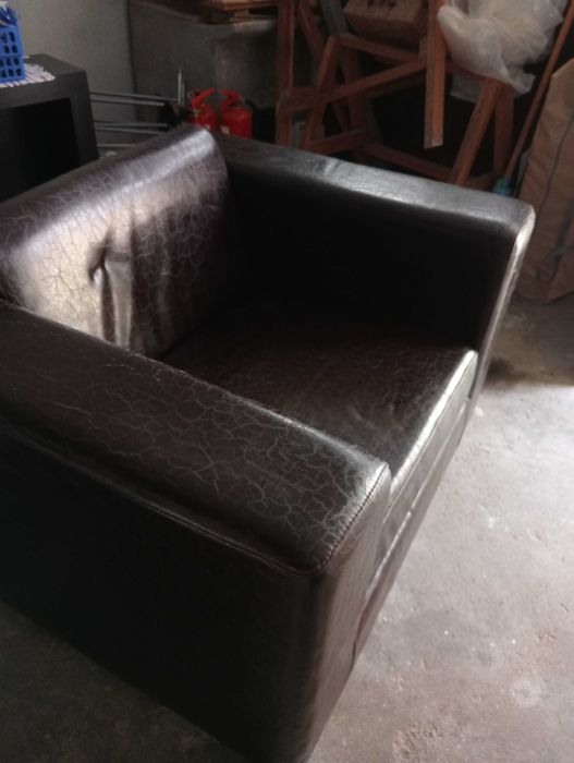 Sofá em pele castanha