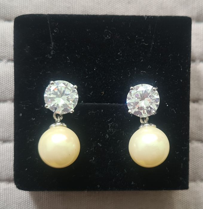 Vários Brincos com pérolas e cristais