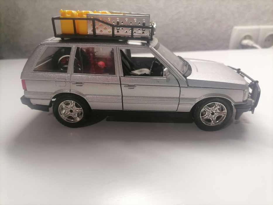 машинка Land Rover Range Rover 2001 1/26 Bburago
