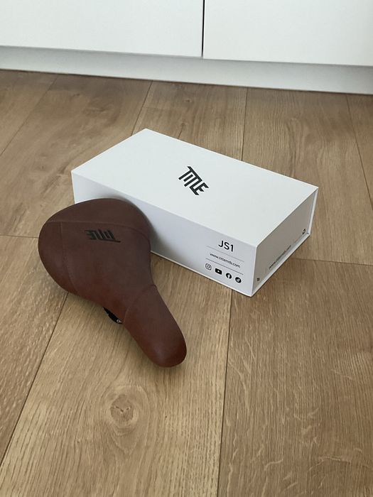 Title JS1 bicycle Saddle dark brown