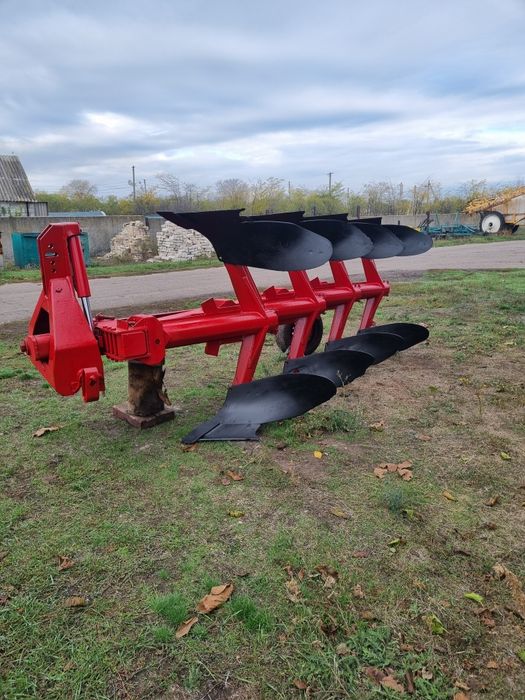 Плуг оборотний чотирьохкорпусний