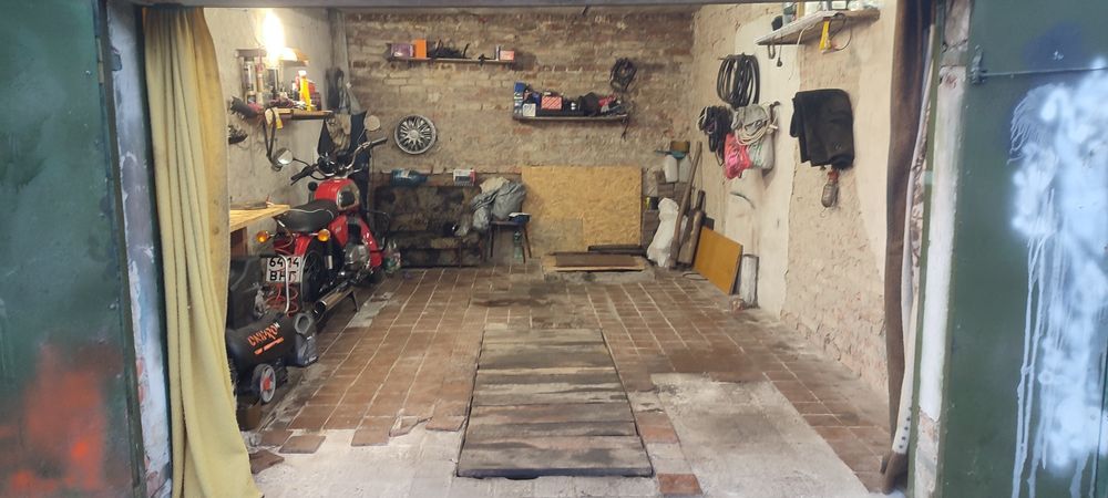 Продам гараж в центре.